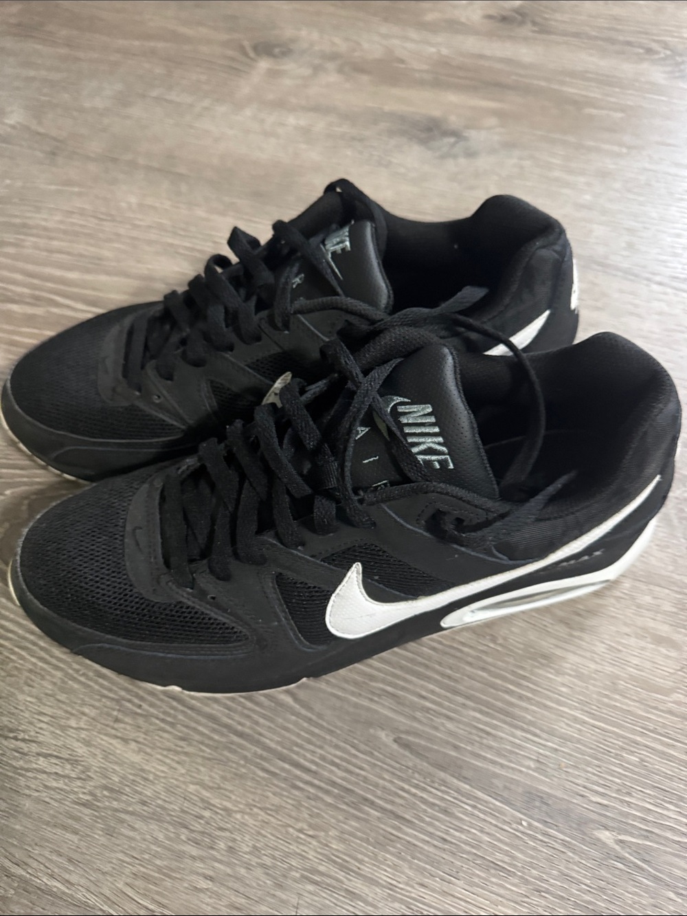 Nike Men’s Black Athletic Sneakers with White Swoosh